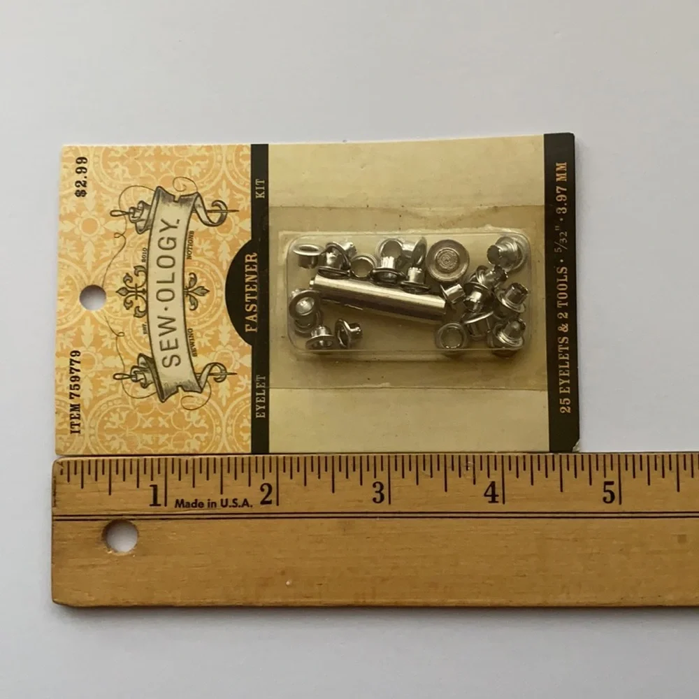 2011 Sew-ology Fastener 25 eyelets 2 tools 5/32 inch 3.97mm 759779